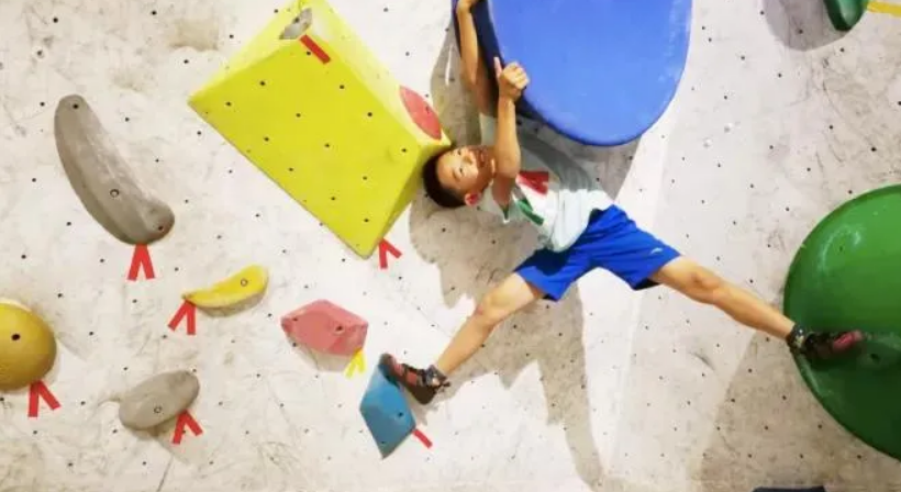 爍石攀巖入駐鞍勤商業(yè)，讓娃盡情飛檐走壁，刺激