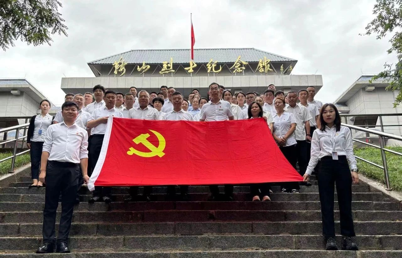 鞍勤集團(tuán)、公服集團(tuán)開展“憶初心、強(qiáng)黨性、轉(zhuǎn)作風(fēng)、建新功”慶“七·一”主題黨日活動(dòng)